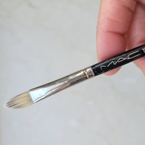 MAC 194 Concealer Brush - small-area coverage and precise application - Picture 3 of 4